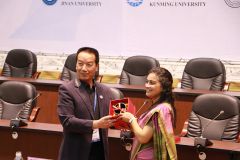 Vanita Ma'am receiving a memento from Prof. Li Xiang of KU.JPG